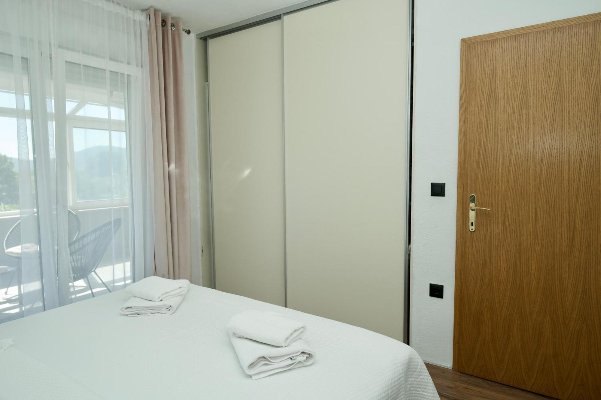 Apartment Lana Bristivica Ngoại thất bức ảnh