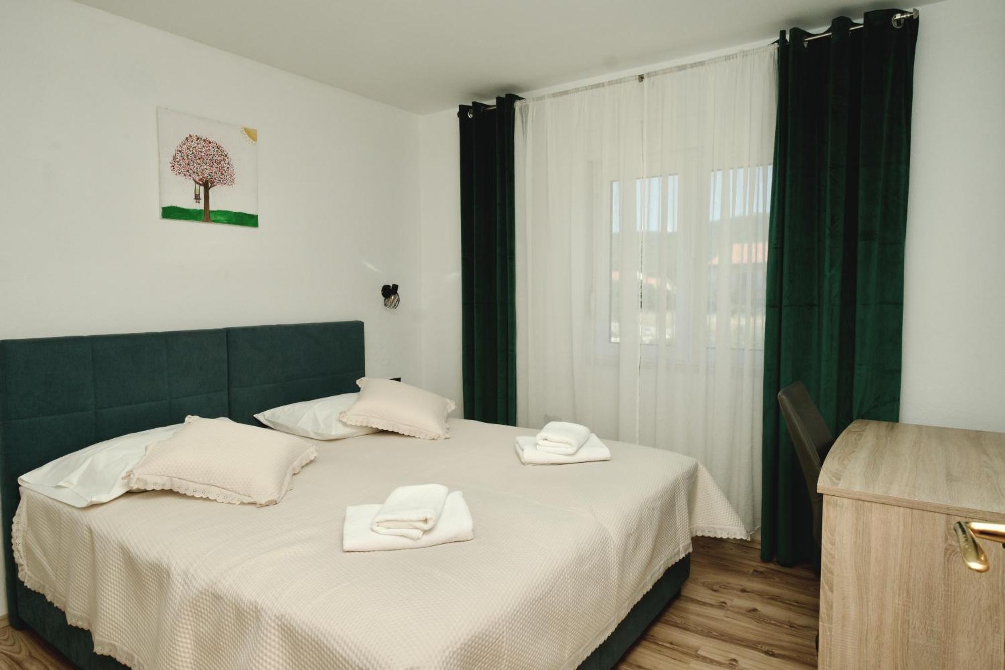 Apartment Lana Bristivica Ngoại thất bức ảnh